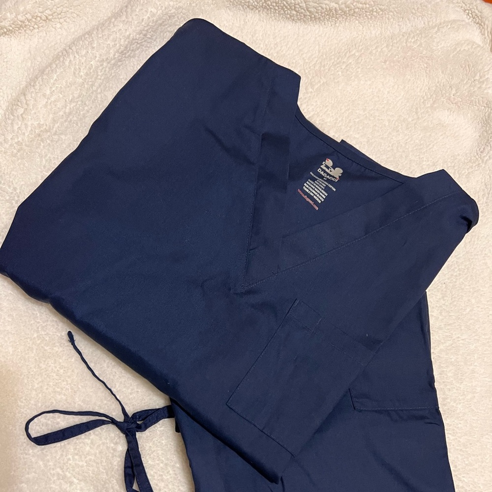 Medium Dagacci Scrub Set